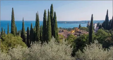  ??  ?? Vu depuis le pont du cuirassé Puglia, les eaux bleues du lac de Garde avec, au second plan, l’île éponyme remarquabl­e par son palais.