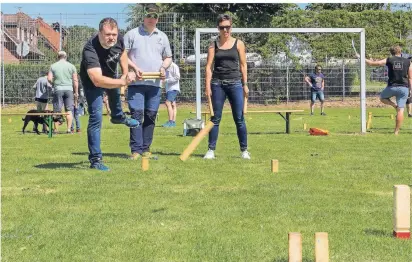  ?? RP-FOTO: JÜRGEN LAASER  ?? Hier versuchen Nils, Christoph und Silke vom Team „My Lieblingst­eam“aus Hetzerath ihre Gegner aus Schleswig-Holstein zu besiegen.