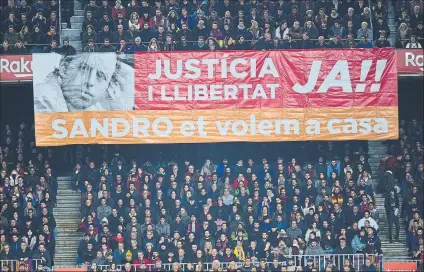  ?? FOTO: MANEL MONTILLA ?? En el Camp Nou se han visto en repetidas ocasiones pancartas pidiendo la libertad de Sandro Rosell en todo este tiempo