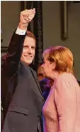  ?? Foto: afp ?? Ließ sich in Aachen feiern: Emmanuel Macron mit Angela Merkel.