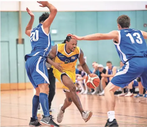  ?? RP-FOTO: RALPH MATZERATH ?? Zum Auftakt der Saison 2019/20 zog Omar Collington (am Ball) mit dem TuS Hilden gegen Oberliga-Aufsteiger ME-Sport den Kürzeren.