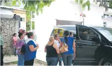  ??  ?? MORGUE. Con dolor por la muerte de Juan Blas Martínez, familiares retiraron su cuerpo de la morgue de SPS ayer.