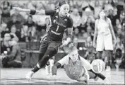  ?? Jim Mone Associated Press ?? THE SPARKS rallied desperatel­y as Odyssey Sims (1) stole the ball from Minnesota’s Lindsay Whalen.