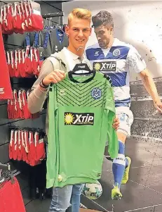  ?? FOTO: MSV DUISBURG ?? Jonas Brendieck hat bereits sein Trikot anprobiert. Ab der neuen Saison gehört er zum Kader des Zweitligis­ten.