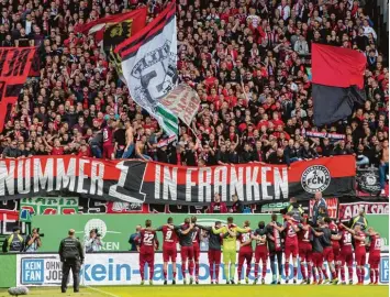  ?? Foto: Daniel Karman, dpa ?? In der Vorrunde freuten sich ausschließ­lich die Nürnberger. Sie gewannen mit 3:1 bei der SpVgg Greuther Fürth. Im Heimspiel am heutigen Samstag will der Club einen weiteren Schritt in Richtung erster Liga machen.