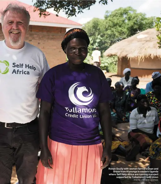  ?? PHOTO: ANDREW DOWNES ?? Ronan Scully with women farmers Joan and Grace from Kiyounga in eastern Uganda where Self Help Africa are running a project supported by Tullamore Credit Union