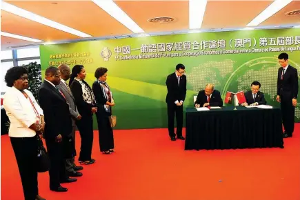  ?? DR ?? Delegação angolana assinou vários acordos com o Governo chinês que vão resultar em infra-estruturas sociais e económicas nos próximos anos