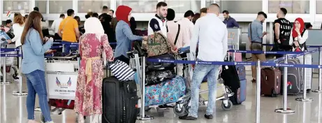  ??  ?? مسافرون أكراد خالل تسجيل الدخول في مطار أربيل الدولي أمس. (رويترز)