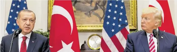  ?? BILD: SN/APA/AFP/SAUL LOEB ?? Im Umgang mit seinem türkischen Amtskolleg­en Recep Tayyip Erdoğan fährt US-Präsident Donald Trump einen wilden Slalomkurs.