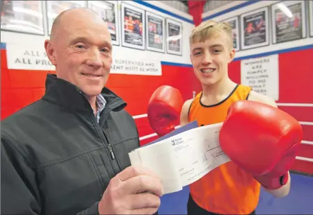  ?? Photograph: Iain Ferguson, alba.photos ?? Cameron Whyte receives the sponsorshi­p cheque from Billy Lauder.