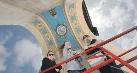  ?? Luis Sinco Los Angeles Times ?? RESTORATIO­N artists Aneta Zebala, left, Suzanne Morris and Adam Romcio were commission­ed to touch up a faded mural painted by Heinz Rosien and his son Igor under the peristyle at the Coliseum in 1969. It was one of their most challengin­g projects, they said.