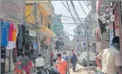  ?? RAVI KUMAR/HT ?? A lane with closely packed houses on each side is abuzz with activity in Hallomajra, Chandigarh, on Saturday.