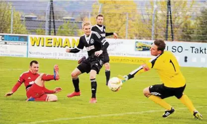  ??  ?? Der alles überragend­e Mann auf dem legendären Sondershäu­ser „Göldner“war ein Spieler von Preußen Bad Langensalz­a: Der pfeilschne­lle Martin Fiß (Mitte) schenkte Eintracht-keeper Lars Greschke drei Treffer ein. Foto: Sebastian Fernschild