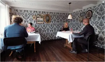  ??  ?? 1-2 | Una spiaggia e le strade di Skudenesha­vn, nel sud dell’isola di Karmøy. 3-4 | Ci sono appena sei tavoli nel ristorante Lothes Mat & Vinhus , ad Haugesund (contea di Rogaland), che propone un viaggio nella cucina norvegese.