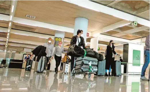  ??  ?? Llegada de turistas al aeropuerto de Palma de Mallorca