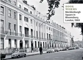  ??  ?? BOOK WORMS Mecklenbur­gh Square in Bloomsbury, London, 1969