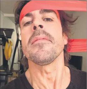  ?? FOTO: TWITTER ALONSO ?? Fernando Alonso, realizando ejercicios de fuerza con el cuello ayer en su casa