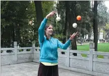  ?? HU YONGQI / CHINA DAILY ?? Amelie Degrande, 19, of Belgium, who is eager to learn kung fu in China, shows her talent by juggling balls.