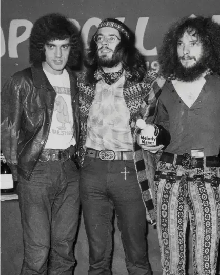  ??  ?? BELOW: JETHRO TULL AND THEIR MANAGER TERRY ELLIS (RIGHT) AT ELVIS PRESLEY’S SHOW IN 1969.