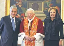  ?? / GETTY ?? Con el Papa Benedicto XVI (Joseph Ratzinger), a quien visitó junto a Cecilia Morel en marzo de 2011.