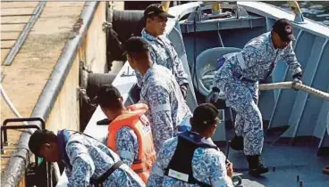  ?? PIC BY MUHAMMAD ASYRAF SAWAL ?? Royal Malaysian Navy personnel making preparatio­ns before they set sail on KD ‘Lekiu’ in Kuantan recently.