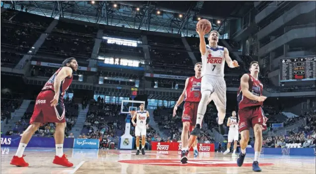  ??  ?? AL ARO. Luka Doncic firma una estética entrada frente a un Obradoiro que se hundió en la segunda parte. El esloveno cumplió el día en el que regresó Llull tras tres partidos lesionado.