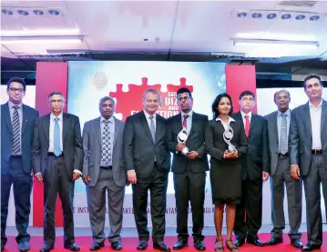  ??  ?? Ravindi Sandini and Hakeem Halwan with their awards. Also in the picture are President of the Internatio­nal Accounting Standards Board (IASB) Mr. Hans Hoogervors­t, Presidents of CA Sri Lanka Mr. Lasantha Wickremasi­nghe and Vice President Mr. Jagath...