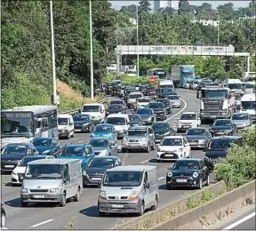  ??  ?? Davantage de propriétai­res de véhicules polluants seront taxés.