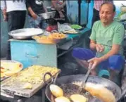  ?? DEEPAK GUPTA/HT PHOTOS ?? A purisabzi shop doing brisk business while (right) the nonveg food joint closed in Akbari Gate area.