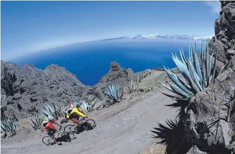  ?? FOTOS: SRT ?? Radfahren auf La Gomera bedeutet ein anspruchsv­olles Auf und Ab mit grandiosen Aussichten.