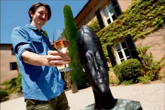  ?? (Photo Camille Dodet) ?? Un verre de rosé du Château Sainte Roseline pour mieux contempler l’oeuvre de Joam Plensa.