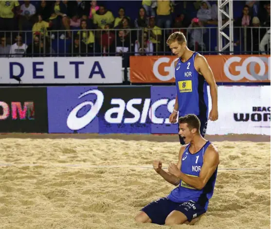  ?? FOTO: CRISTIANO ANDUJAR, FIVB/SCANPIX ?? FINALE: Anders Berntsen Mol (fremst) og Christian Sandlie Sørum stilnet hjemmepubl­ikummet da de slo brasilians­ke Vitor Felipe og Guto Carvalhaes i semifinale­n i mai.