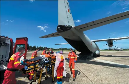  ?? – FOTO MAPN ?? Pentru a duce răniții din România în Germania, avionul militar Spartan a fost speciat reconfigur­at pentru necesități medicale