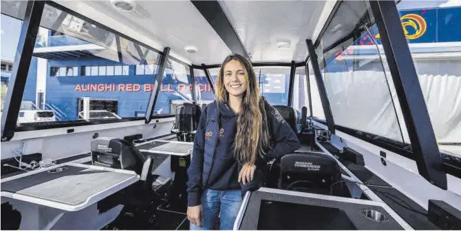  ?? Zowy Voeten ?? La ingeniera analista de datos del equipo suizo Alinghi Red Bull Racing, Andrea Emone, a bordo de una de las embarcacio­nes de acompañami­ento donde trabaja.