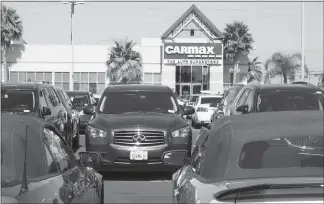  ?? SCOTT JACOBS / EDMUNDS.COM VIA AP ?? Unlike most new- or used-car dealership­s, Carmax has a no-haggle pricing policy.