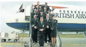  ?? ?? Stationsle­iter Jochen Steinbach (unten, mit Vollbart) auf der Gangway mit der Crew des Flugzeugs der Queen.