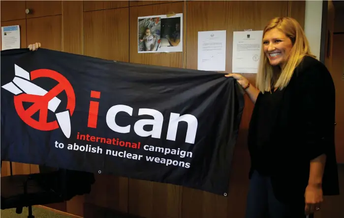  ?? Bild: DENIS BALIBOUSE/TT ?? PRISTAGARE. Beatrice Fihn, generaldir­ektör för Internatio­nella kampanjen för att avskaffa kärnvapen, ICAN, firar i Genève efter beskedet från norska nobelkommi­ttén.