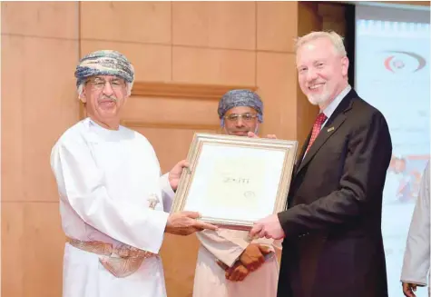  ??  ?? Dr Ahmed bin Mohammed al Saeedi, Minister of Health, with Dr Paul Emerson, Director, Internatio­nal Trachoma Initiative, and Dr Said al Lamki, Director-general of Primary Healthcare, during the sixth anniversar­y of eradicatio­n of trachoma in the Sultanate, in Muscat on Tuesday.