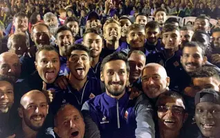  ??  ?? Davide Astori con i tifosi e la squadra ieri in piazza a Moena A sinistra Giancarlo Antognoni