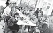  ?? ?? AKTIVITI: Antara pelatih dan pengajar PPDK Sentuhan Kasih Kuching yang terlibat dalam acara ‘Colours of Hope’ di TMC Kuching.