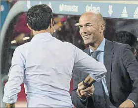  ?? FOTO: PERE PUNTÍ ?? Duelo de estrategas Valverde y Zidane, ante una auténtica partida de ajedrez