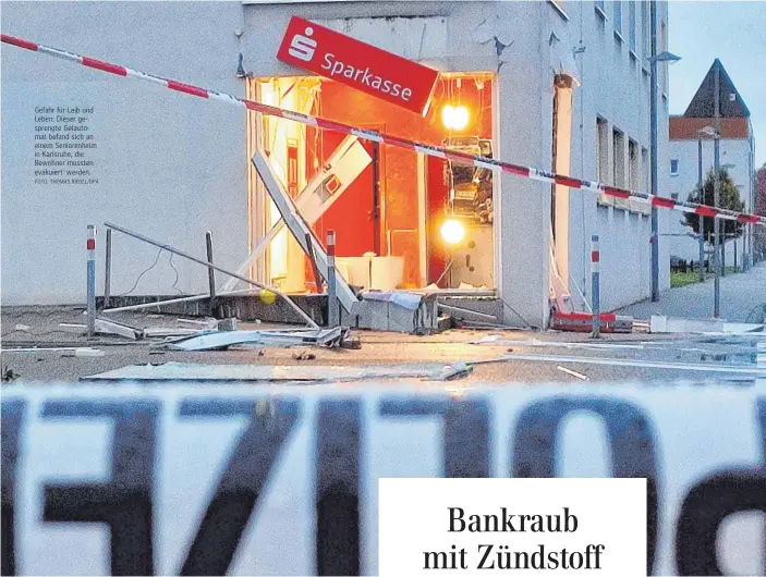  ?? FOTO: THOMAS RIEDEL/DPA ?? Gefahr für Leib und Leben: Dieser gesprengte Gelautomat befand sich an einem Seniorenhe­im in Karlsruhe, die Bewohner mussten evakuiert werden.