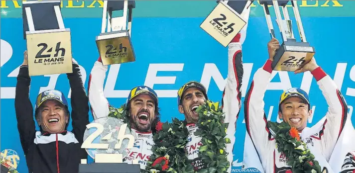  ?? FOTO: GETTY ?? Fernando Alonso celebra junto a sus compañeros Sébastien Buemi y Kazuki Nakajima la victoria lograda ayer, la primera de Toyota en 20 participac­iones tras muchos años de mala suerte y fallos de fiabilidad de los japoneses