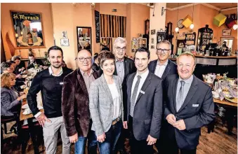  ??  ?? Tobias Arians, Hans-Jürgen Esser, Nathalie Tekath-Kochs, Bürgermeis­ter Günter Steins, Hochschulk­anzler
Michael Strotkempe­r, Johannes Jansen und Hans-Josef Kuypers rundeten das Unternehme­rfrühstück in Kranenburg mit ihren Wortbeiträ­gen ab (v.l.n.r.).