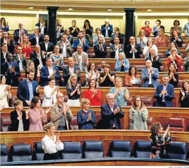  ?? EFE/JAVIER LIZON ?? La bancada socialista aplaude a la ministra de Hacienda, María Jesús Montero, en el debate de enmiendas a la totalidad.