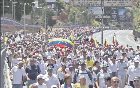  ??  ?? Cientos de miles de manifestan­tes se concentrar­on frente a la base aérea militar La Carlota, la capital venezolana.