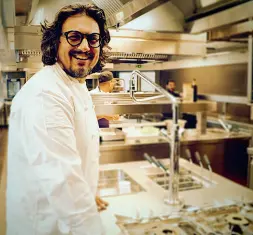  ??  ?? Protagonis­ta Alessandro Borghese con «Alessandro VS Chef Borghese in un supplì di mare», una masterclas­s in cui giocherà a sdoppiarsi