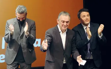  ??  ?? Il segretario del Pd toscano Parrini, Rossi e Renzi insieme sul palco: era il 2015, il governator­e era ancora nel Pd