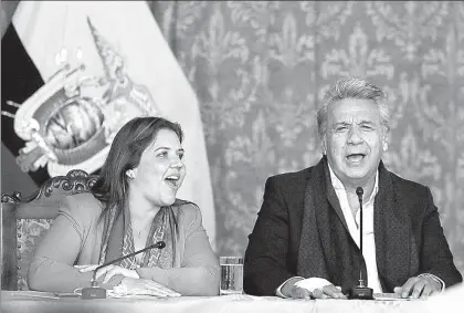  ??  ?? El presidente de Ecuador, Lenín Moreno, llamó a “dejar atrás la confrontac­ión”, al festejar el resultado del referendo que, entre otros puntos, votó por eliminar la elección indefinida, aprobada en 2015 en el gobierno de Rafael Correa. Al lado del...