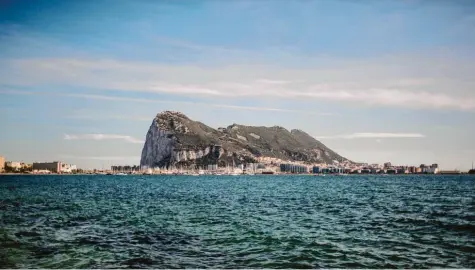  ?? Foto: Javier Fergo, dpa ?? Der berühmte Felsen von Gibraltar – fotografie­rt von der benachbart­en spanischen Stadt La Linea aus.